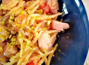 Foto di Trofiette con tonno fresco pomodorini granella di pistacchio e zest di limone.
