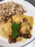 Mini muslo de pollo con tostones de plátano amarillo