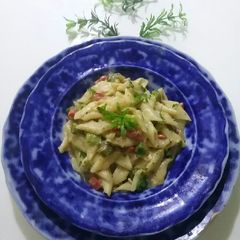 A picture of White sauce pasta.