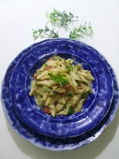 A picture of White sauce pasta.