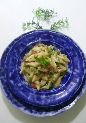 A picture of White sauce pasta.