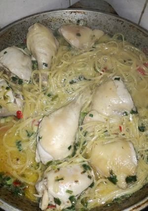 Una foto de Pollo al verdeo con fideos