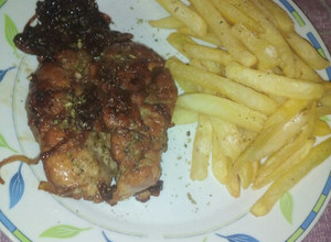 Una foto de Mollejas al vino blanco con cebolla caramelizada