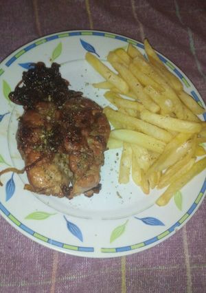 Una foto de Mollejas al vino blanco con cebolla caramelizada