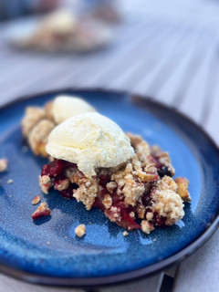 Una foto de Crumble de frutos rojos ¡fácil y riquísimo!