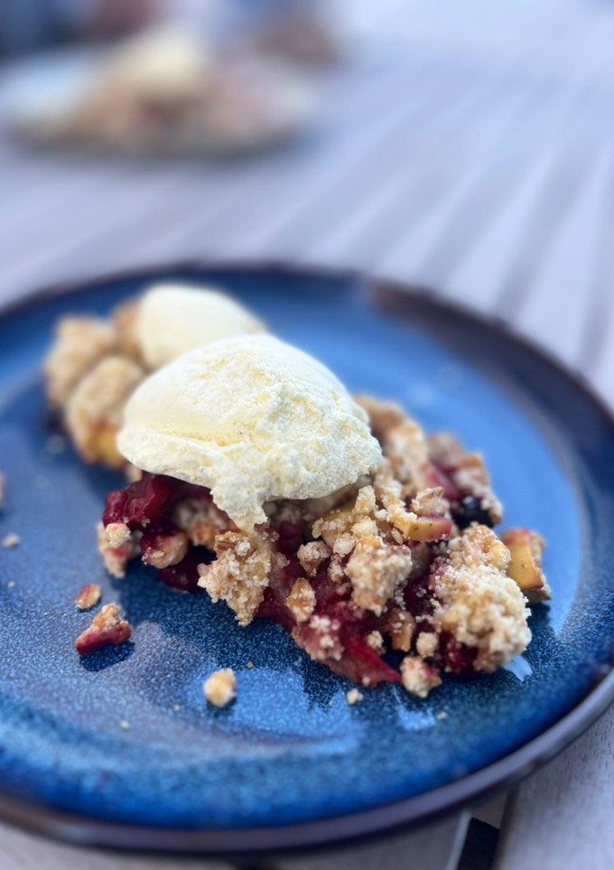 Una foto de Crumble de frutos rojos ¡fácil y riquísimo!