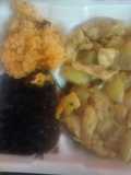 Pollo encebollado con papas al vapor