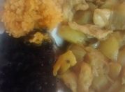 Una foto de pollo con papas al vapor