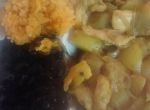 Una foto de Pollo encebollado con papas al vapor