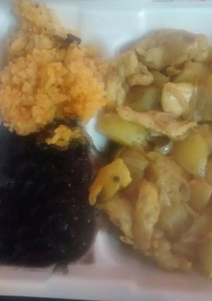 Una foto de Pollo encebollado con papas al vapor