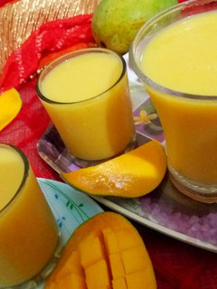 मैंगो मिल्क शेक (mango milkshake recipe in Hindi) रेसिपी मुख्य फोटो
