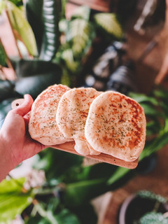 Una foto de Pan naan relleno de queso mozzarella