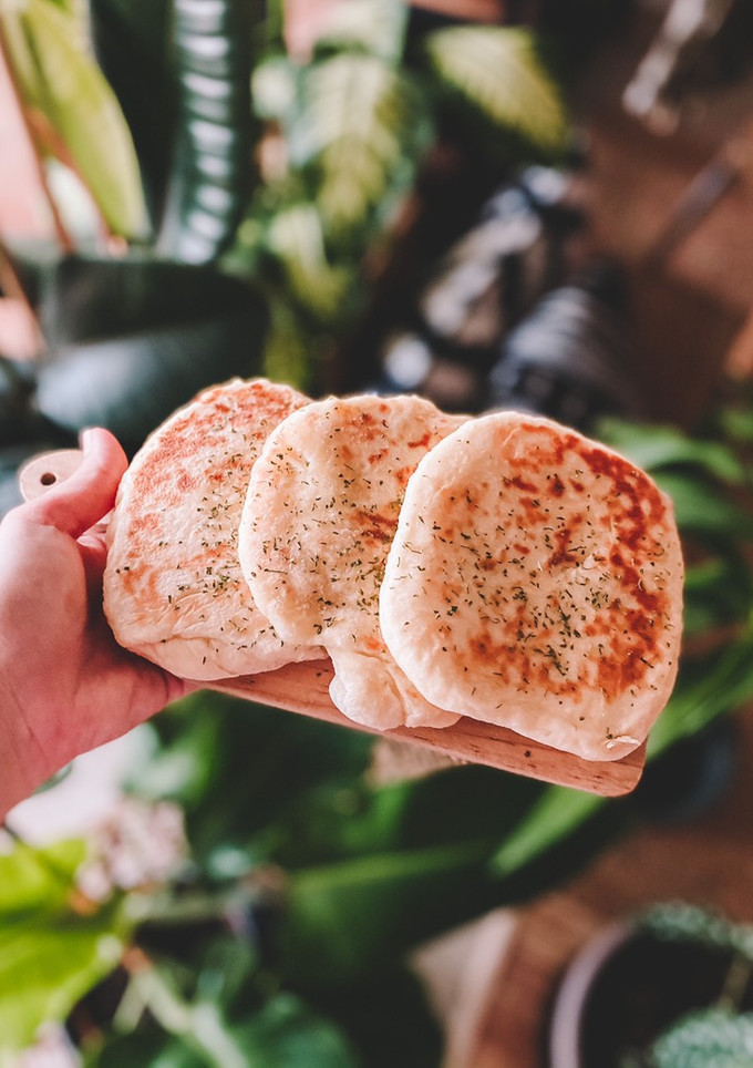 Una foto de Pan naan relleno de queso mozzarella