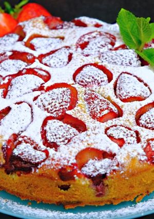 Фото Самый простой пирог с клубникой, сочный и безумно вкусный.