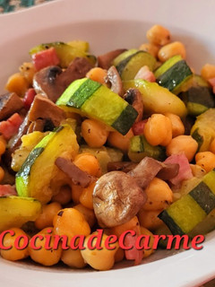 Una foto de Salteado de calabacín, champiñones con jamón y garbanzos