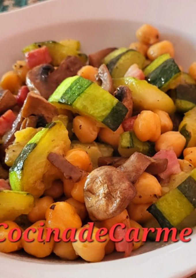 Una foto de Salteado de calabacín, champiñones con jamón y garbanzos
