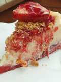 Tarta de queso y fresas con base de red Velvet y crumble de almendras (sin gluten)