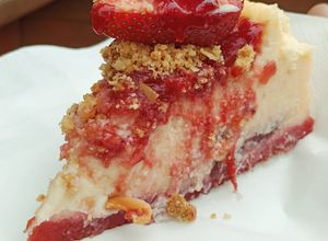 Una foto de Tarta de queso y fresas con base de red Velvet y crumble de almendras (sin gluten)