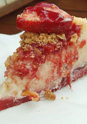 Foto principal de Tarta de queso y fresas con base de red Velvet y crumble de almendras (sin gluten)