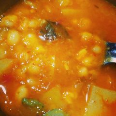 A picture of Punjabi chawla/ lobia masala curry.