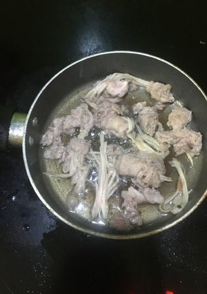Hình của món Bò cuộn nấm kim châm.