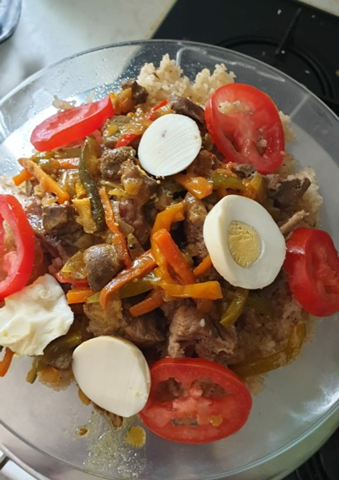 Una foto de Arroz con carne verduras salteadas al curry