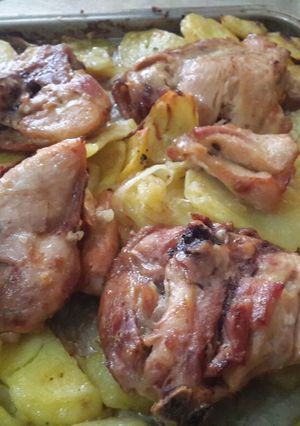 Una foto de Perniles de pollo con papas al horno