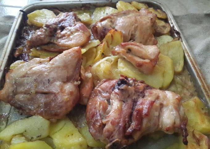 Perniles de pollo con papas al horno Receta de Karol Rivas H- Cookpad