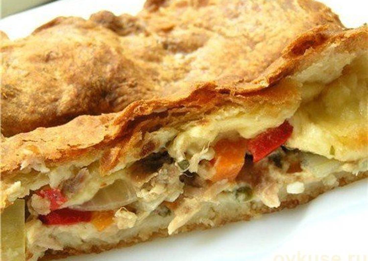 Мясной пирог из слоеного теста