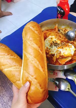 Hình của món Bánh mì cá mồi chảo.