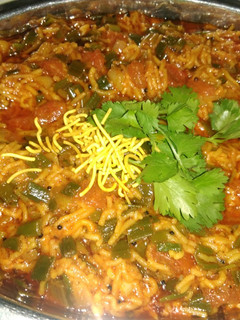 લીલા કાંદા સેવ ટામેટા નું શાક(Spring onion sev tomato sabji recipe in gujarati) રેસીપી મુખ્ય ફોટો