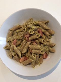 Una foto de Macarrones integrales con aguacate