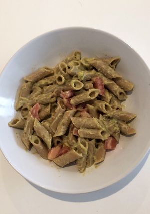 Foto principal de Macarrones integrales con aguacate