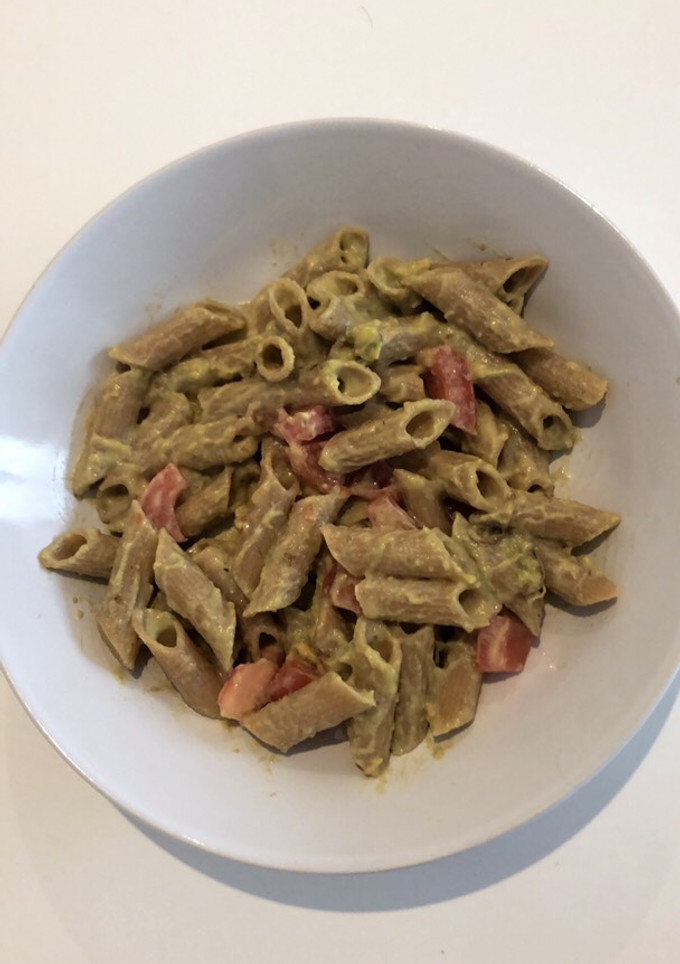 Una foto de Macarrones integrales con aguacate
