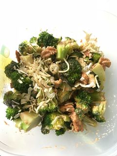 Una foto de Ensalada de brócoli con solomillos de pavo a la mostaza