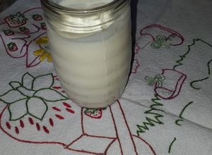 Una foto de Kéfir, leche kefirada o yogur búlgaro rico, sencillo y barato