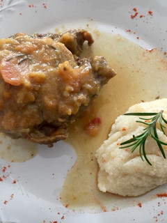 Una foto de Cocina aromática: Cordero con salsa de lemoncello y puré de sémola blanca