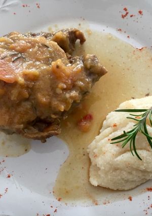 Una foto de Cocina aromática: Cordero con salsa de lemoncello y puré de sémola blanca