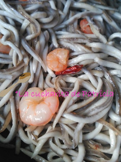 Una foto de Anguriñas al ajillo con gambas y algo potentes de picante