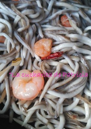 Una foto de Anguriñas al ajillo con gambas y algo potentes de picante