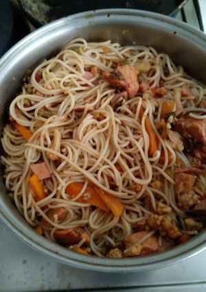 Una foto de Pasta china con pollo