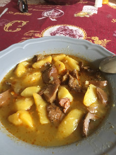 Una foto de Níscalos con patatas y azafrán