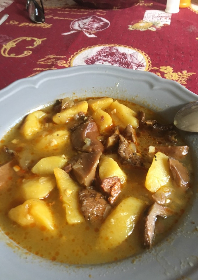 Una foto de Níscalos con patatas y azafrán