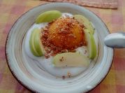 Una foto de frutas con yogurt y granola