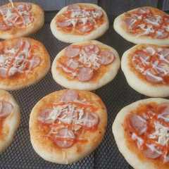 Pizza mini empuk *bisa simpan freezer রেসিপির প্রধান ছবি