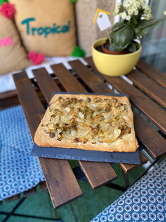 Una foto de Pissaladiere de cebolla y aceitunas