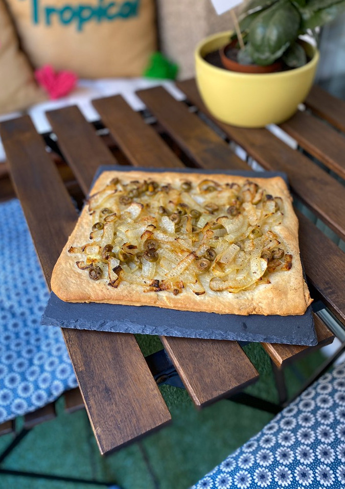Una foto de Pissaladiere de cebolla y aceitunas
