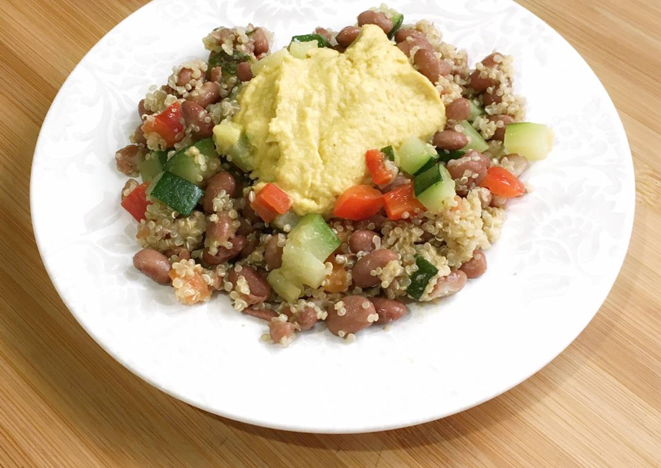 Ensalada de legumbres, verduras y quinoa