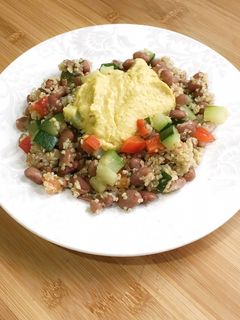 Una foto de Ensalada de legumbres, verduras y quinoa