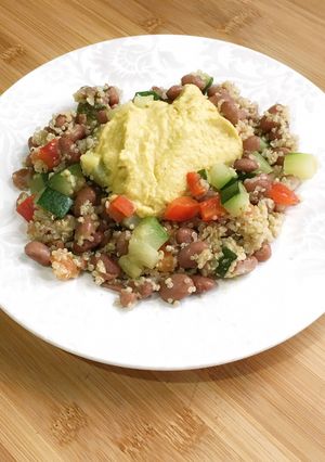 Foto principal de Ensalada de legumbres, verduras y quinoa